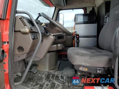 Piąte zdjęcie samochodu w środku: 2013 VOLVO VN VNL VIN:4V4NC9KK8DN143534 - miniatura
