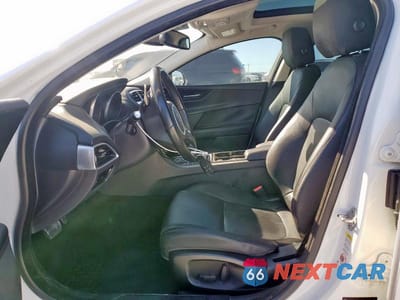 Zdjęcie 7 z 11 samochodu: 2017 JAGUAR XE VIN:SAJAR4BNXHA976286 - miniatura