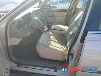 Zdjęcie 7 z 13 samochodu: 2004 LINCOLN TOWN CAR ULTIMATE VIN:1LNHM83W64Y681743 - miniatura