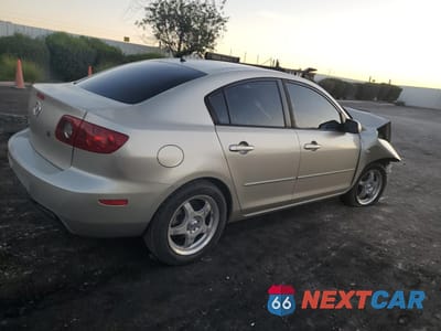 Trzecie zdjęcie samochodu z tyłu: 2004 MAZDA 3 I VIN:JM1BK12F941203396 - miniatura