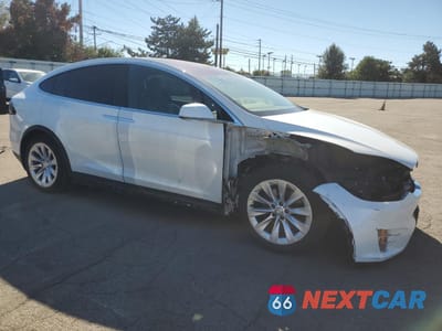 Czwarte zdjęcie samochodu z boku: 2017 TESLA MODEL X VIN:5YJXCBE24HF076684 - miniatura
