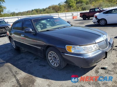 Czwarte zdjęcie samochodu z boku: 2000 LINCOLN TOWN CAR SIGNATURE VIN:1LNHM82W2YY815736 - miniatura