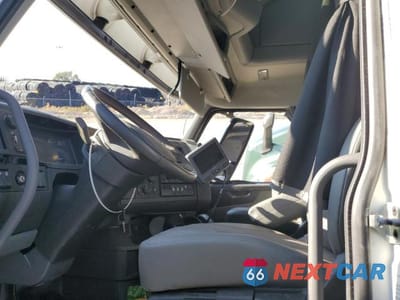 Piąte zdjęcie samochodu w środku: 2025 VOLVO VNL SEMI TRUCK VIN:4V4NC9EHXSN694741 - miniatura