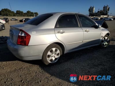 Trzecie zdjęcie samochodu z tyłu: 2004 KIA SPECTRA LX VIN:KNAFE121145031089 - miniatura