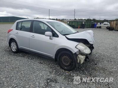 Czwarte zdjęcie samochodu z boku: 2010 NISSAN VERSA S VIN:3N1BC1CP7AL434096 - miniatura