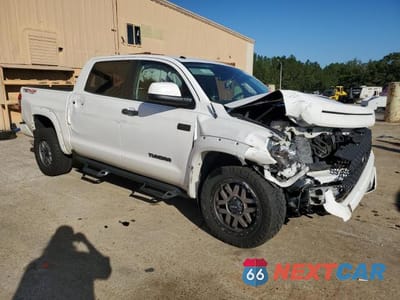 Czwarte zdjęcie samochodu z boku: 2018 TOYOTA TUNDRA CREWMAX SR5 VIN:5TFDW5F16JX764537 - miniatura