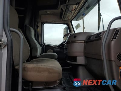 Piąte zdjęcie samochodu w środku: 2016 VOLVO VNL SEMI TRUCK VIN:4V4NC9EH0GN939456 - miniatura