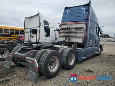 Czwarte zdjęcie samochodu z boku: 2022 VOLVO VN VNL VIN:4V4NC9EH2NN601764 - miniatura