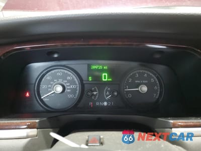 Zdjęcie 9 z 12 samochodu: 2006 LINCOLN TOWN CAR DESIGNER VIN:1LNHM83W96Y609728 - miniatura
