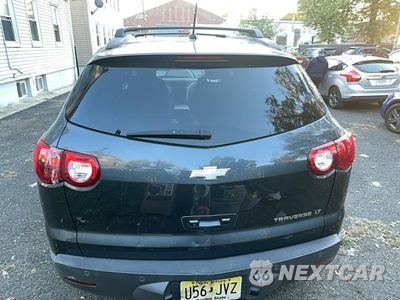 Trzecie zdjęcie samochodu z tyłu: 2010 CHEVROLET TRAVERSE LT VIN:1GNLRFED8AS135368 - miniatura