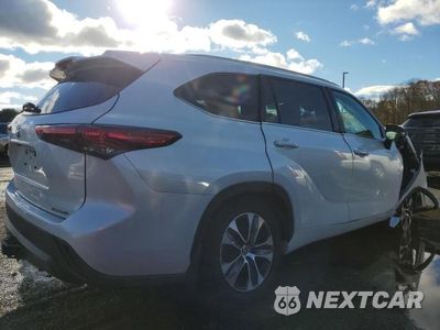 Trzecie zdjęcie samochodu z tyłu: 2022 TOYOTA HIGHLANDER XLE VIN:5TDGZRBH2NS569495 - miniatura
