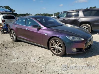 Czwarte zdjęcie samochodu z boku: 2015 TESLA MODEL S VIN:5YJSA1E11FF117982 - miniatura
