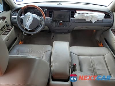 Zdjęcie 8 z 14 samochodu: 2010 LINCOLN TOWN CAR SIGNATURE LIMITED VIN:2LNBL8CV7AX614564 - miniatura