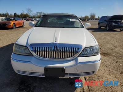 Piąte zdjęcie samochodu w środku: 2004 LINCOLN TOWN CAR EXECUTIVE VIN:1LNHM81W34Y611989 - miniatura