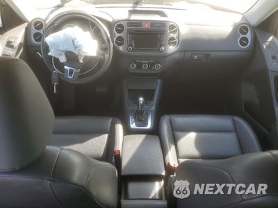 Zdjęcie 8 z 13 samochodu: 2011 VOLKSWAGEN TIGUAN S VIN:WVGBV7AX5BW527753 - miniatura