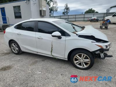 Czwarte zdjęcie samochodu z boku: 2017 CHEVROLET CRUZE LT VIN:1G1BE5SM4H7186824 - miniatura