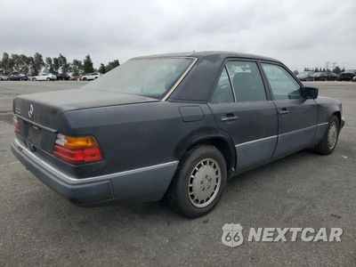 Trzecie zdjęcie samochodu z tyłu: 1993 MERCEDES-BENZ 300 E VIN:WDBEA32E5PB994476 - miniatura