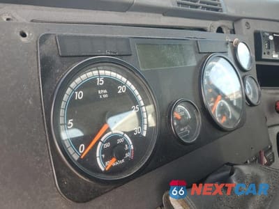 Zdjęcie 8 z 10 samochodu: 2016 FREIGHTLINER CASCADIA 113 SEMI TRUCK VIN:3AKBGADV9GSHB2527 - miniatura