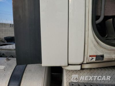 Zdjęcie 6 z 10 samochodu: 2014 FREIGHTLINER CASCADIA SEMI TRUCK VIN:3AKJGEDV1ESFY0514 - miniatura