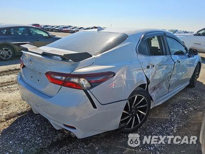 Trzecie zdjęcie samochodu z tyłu: 2022 TOYOTA CAMRY SE VIN:4T1G11AK0NU034288 - miniatura