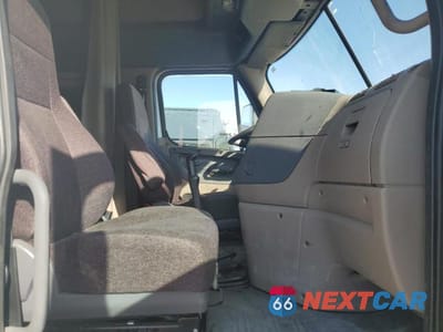 Piąte zdjęcie samochodu w środku: 2017 FREIGHTLINER CASCADIA 125 SEMI TRUCK VIN:3AKJGLDR3HSHN2019 - miniatura