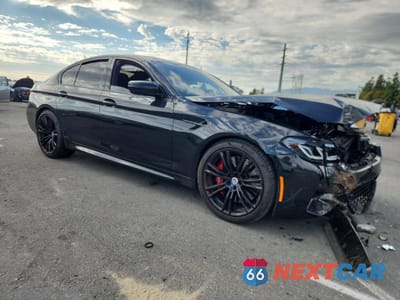 Czwarte zdjęcie samochodu z boku: 2023 BMW M5 VIN:WBS83CH08PCL28431 - miniatura