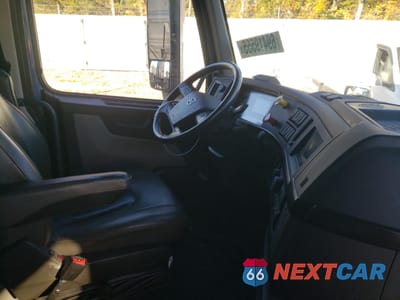 Piąte zdjęcie samochodu w środku: 2023 VOLVO VNL SEMI TRUCK VIN:4V4NC9EH3PN615501 - miniatura