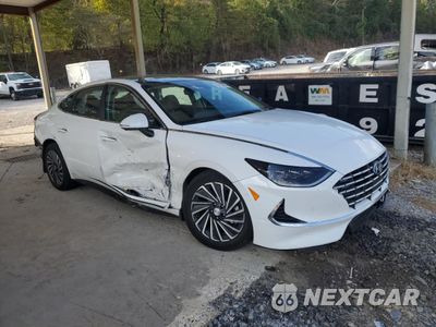 Czwarte zdjęcie samochodu z boku: 2023 HYUNDAI SONATA HYBRID VIN:KMHL54JJ6PA070020 - miniatura