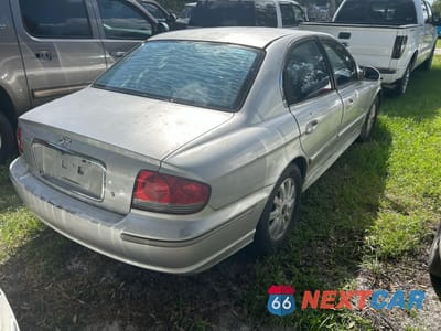 Czwarte zdjęcie samochodu z boku: 2005 HYUNDAI SONATA GLS VIN:KMHWF35H95A106663 - miniatura