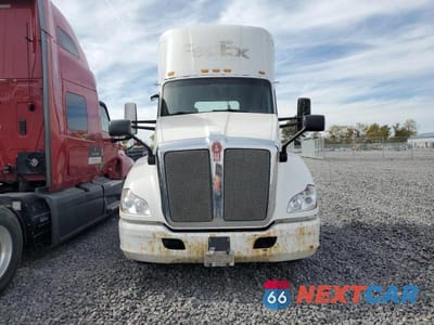 Piąte zdjęcie samochodu w środku: 2016 KENWORTH T680 SEMI TRUCK VIN:1XKYA48X2GJ496713 - miniatura