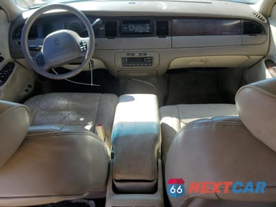 Zdjęcie 8 z 12 samochodu: 2000 LINCOLN TOWN CAR SIGNATURE VIN:1LNHM82W2YY815736 - miniatura