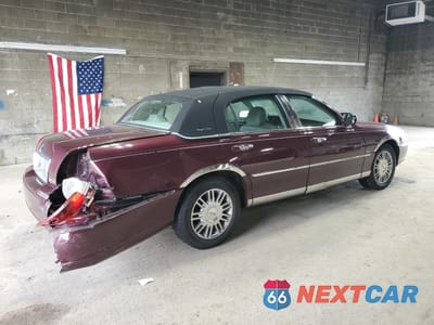 Trzecie zdjęcie samochodu z tyłu: 2006 LINCOLN TOWN CAR DESIGNER VIN:1LNHM83W96Y609728 - miniatura