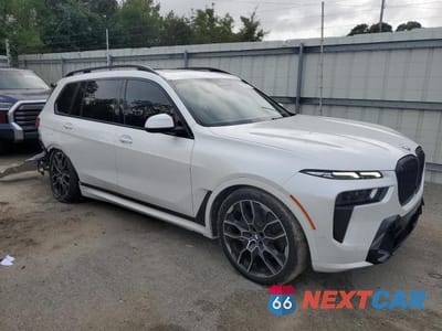 Czwarte zdjęcie samochodu z boku: 2023 BMW X7 XDRIVE40I VIN:5UX23EM06P9P35206 - miniatura