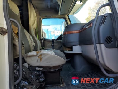 Piąte zdjęcie samochodu w środku: 2008 VOLVO VNL SEMI TRUCK VIN:4V4NC9TG48N499592 - miniatura