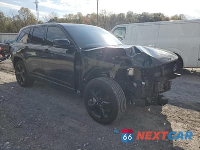 Czwarte zdjęcie samochodu z boku: 2024 JEEP GRAND CHEROKEE LAREDO VIN:1C4RJHAG7RC707025 - miniatura