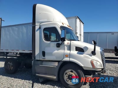 2018 FREIGHTLINER CASCADIA 113 SEMI TRUCK 3AKBGADV7JSJN2869 - główne zdjęcie licytacji z USA - miniatura