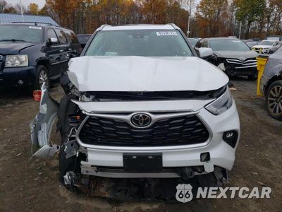 Piąte zdjęcie samochodu w środku: 2022 TOYOTA HIGHLANDER XLE VIN:5TDGZRBH2NS569495 - miniatura