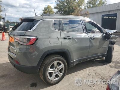 Trzecie zdjęcie samochodu z tyłu: 2024 JEEP COMPASS LATITUDE VIN:3C4NJDBN2RT605799 - miniatura