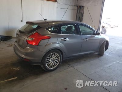 Trzecie zdjęcie samochodu z tyłu: 2014 FORD FOCUS TITANIUM VIN:1FADP3N23EL286057 - miniatura