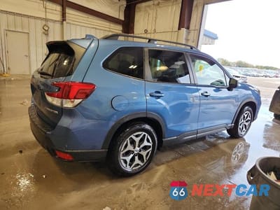 Trzecie zdjęcie samochodu z tyłu: 2021 SUBARU FORESTER PREMIUM VIN:JF2SKAFC8MH477813 - miniatura