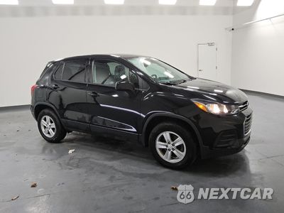 Czwarte zdjęcie samochodu z boku: 2021 CHEVROLET TRAX LS VIN:KL7CJNSM2MB366704 - miniatura
