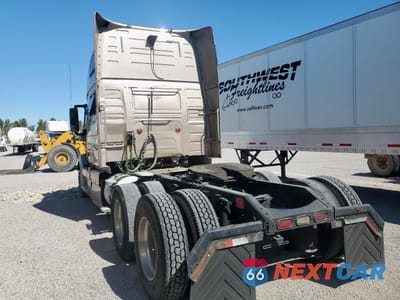 Trzecie zdjęcie samochodu z tyłu: 2016 VOLVO VNL SEMI TRUCK VIN:4V4N99EH8GN950719 - miniatura