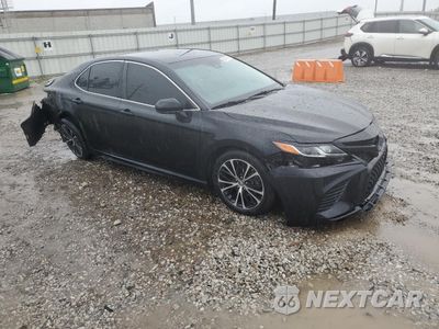 Czwarte zdjęcie samochodu z boku: 2018 TOYOTA CAMRY L VIN:4T1B11HK2JU607816 - miniatura