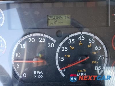 Zdjęcie 9 z 12 samochodu: 2014 FREIGHTLINER M2 106 MED - SEMI TRUCK VIN:3ALACXDT1EDFK1095 - miniatura