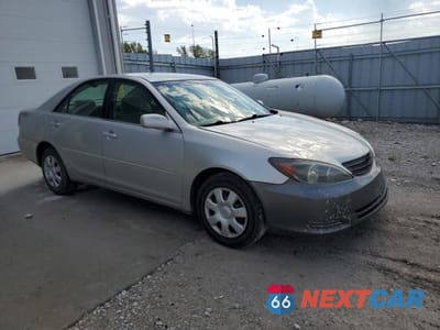 Czwarte zdjęcie samochodu z boku: 2004 TOYOTA CAMRY LE VIN:4T1BE32K24U300403 - miniatura