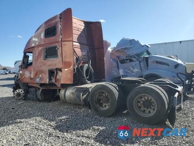 Trzecie zdjęcie samochodu z tyłu: 2018 VOLVO VNL SEMI TRUCK VIN:4V4NC9EH1JN998555 - miniatura