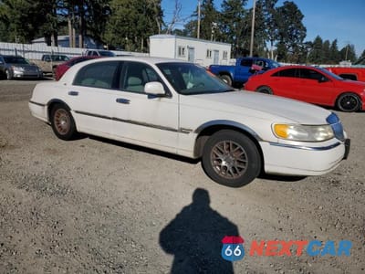 Czwarte zdjęcie samochodu z boku: 2001 LINCOLN TOWN CAR CARTIER VIN:1LNHM83W01Y665887 - miniatura