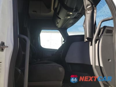 Piąte zdjęcie samochodu w środku: 2019 FREIGHTLINER CASCADIA 126 SEMI TRUCK VIN:3AKJHHDR5KSKW2230 - miniatura