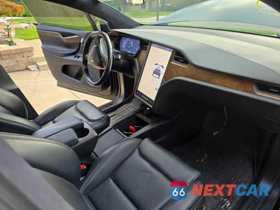 Piąte zdjęcie samochodu w środku: 2021 TESLA MODEL X VIN:5YJXCBE24MF322238 - miniatura