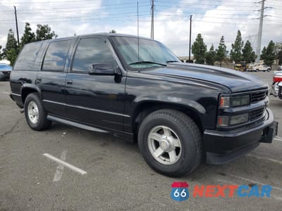 Czwarte zdjęcie samochodu z boku: 2000 CHEVROLET TAHOE C1500 VIN:1GNEC13RXYR113305 - miniatura